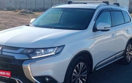 Mitsubishi Outlander III рестайлинг 3, 2019 год, 2 450 000 рублей, 2 фотография