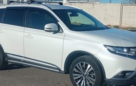 Mitsubishi Outlander III рестайлинг 3, 2019 год, 2 450 000 рублей, 4 фотография