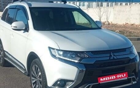 Mitsubishi Outlander III рестайлинг 3, 2019 год, 2 450 000 рублей, 3 фотография