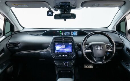 Toyota Prius IV XW50, 2017 год, 1 765 000 рублей, 8 фотография