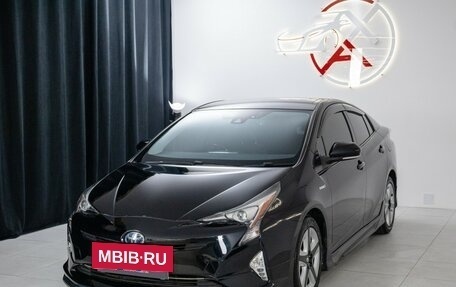 Toyota Prius IV XW50, 2017 год, 1 765 000 рублей, 3 фотография