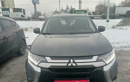 Mitsubishi Outlander III рестайлинг 3, 2020 год, 2 500 000 рублей, 1 фотография