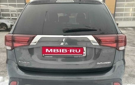 Mitsubishi Outlander III рестайлинг 3, 2020 год, 2 500 000 рублей, 7 фотография