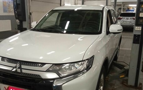 Mitsubishi Outlander III рестайлинг 3, 2019 год, 2 200 000 рублей, 1 фотография