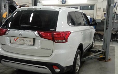 Mitsubishi Outlander III рестайлинг 3, 2019 год, 2 200 000 рублей, 3 фотография