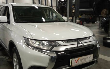 Mitsubishi Outlander III рестайлинг 3, 2019 год, 2 200 000 рублей, 2 фотография