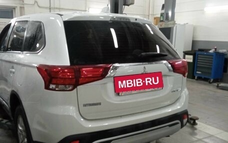 Mitsubishi Outlander III рестайлинг 3, 2019 год, 2 200 000 рублей, 4 фотография