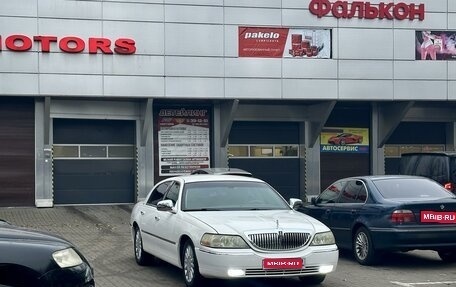 Lincoln Town Car III рестайлинг, 2004 год, 2 500 000 рублей, 1 фотография