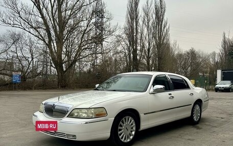 Lincoln Town Car III рестайлинг, 2004 год, 2 500 000 рублей, 2 фотография