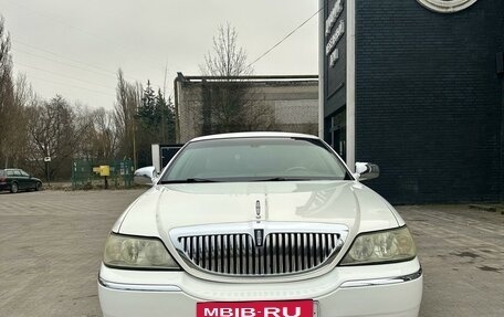 Lincoln Town Car III рестайлинг, 2004 год, 2 500 000 рублей, 3 фотография