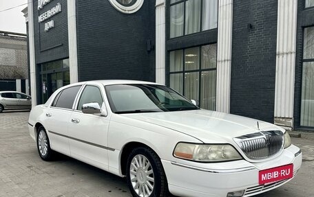 Lincoln Town Car III рестайлинг, 2004 год, 2 500 000 рублей, 4 фотография