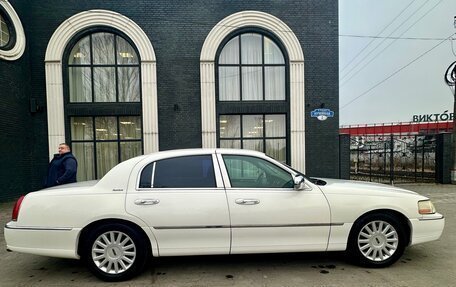 Lincoln Town Car III рестайлинг, 2004 год, 2 500 000 рублей, 5 фотография