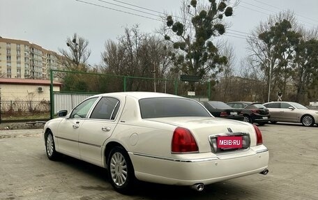 Lincoln Town Car III рестайлинг, 2004 год, 2 500 000 рублей, 8 фотография