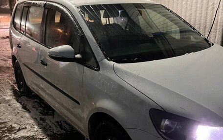 Volkswagen Touran III, 2014 год, 1 050 000 рублей, 2 фотография