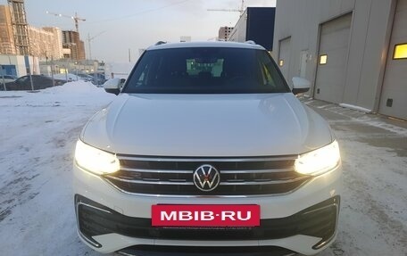 Volkswagen Tiguan II, 2021 год, 3 750 000 рублей, 2 фотография