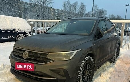 Volkswagen Tiguan II, 2021 год, 2 499 000 рублей, 2 фотография