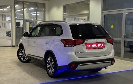 Mitsubishi Outlander III рестайлинг 3, 2021 год, 2 740 000 рублей, 4 фотография