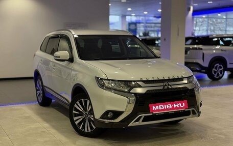 Mitsubishi Outlander III рестайлинг 3, 2021 год, 2 740 000 рублей, 3 фотография