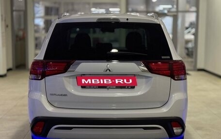 Mitsubishi Outlander III рестайлинг 3, 2021 год, 2 740 000 рублей, 6 фотография