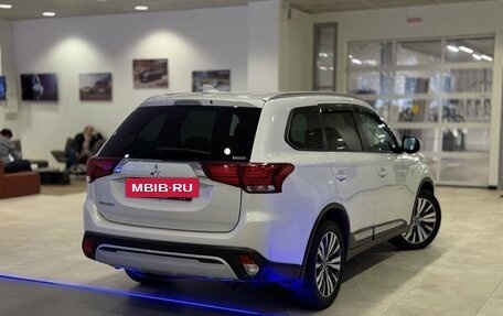 Mitsubishi Outlander III рестайлинг 3, 2021 год, 2 740 000 рублей, 2 фотография