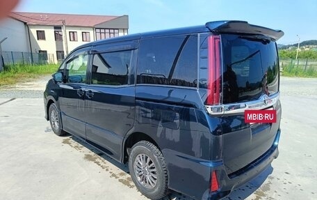 Toyota Noah III, 2020 год, 2 700 000 рублей, 3 фотография