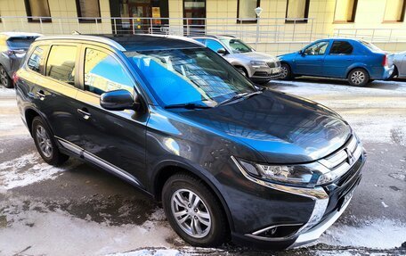 Mitsubishi Outlander III рестайлинг 3, 2018 год, 2 620 000 рублей, 2 фотография