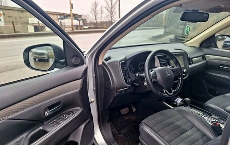 Mitsubishi Outlander III рестайлинг 3, 2022 год, 3 150 000 рублей, 8 фотография