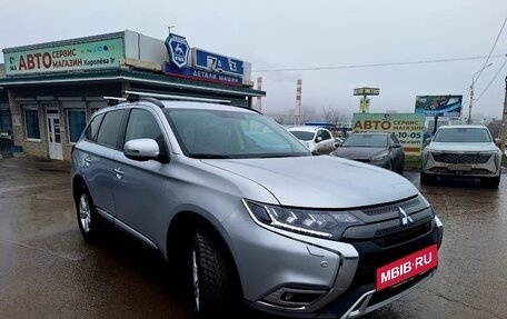 Mitsubishi Outlander III рестайлинг 3, 2022 год, 3 150 000 рублей, 2 фотография