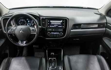 Mitsubishi Outlander III рестайлинг 3, 2017 год, 1 750 000 рублей, 11 фотография