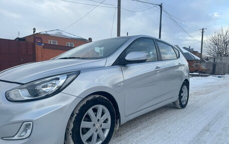 Hyundai Solaris II рестайлинг, 2012 год, 700 000 рублей, 2 фотография