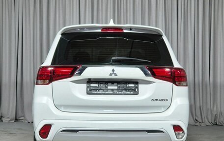 Mitsubishi Outlander III рестайлинг 3, 2022 год, 3 099 000 рублей, 6 фотография