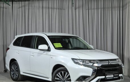 Mitsubishi Outlander III рестайлинг 3, 2022 год, 3 099 000 рублей, 4 фотография