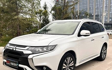 Mitsubishi Outlander III рестайлинг 3, 2022 год, 2 999 257 рублей, 3 фотография