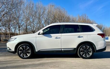 Mitsubishi Outlander III рестайлинг 3, 2021 год, 2 400 000 рублей, 3 фотография