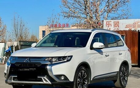 Mitsubishi Outlander III рестайлинг 3, 2021 год, 2 400 000 рублей, 2 фотография