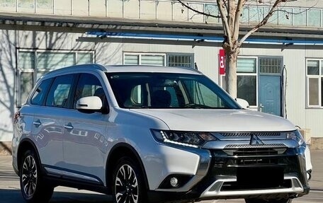 Mitsubishi Outlander III рестайлинг 3, 2021 год, 2 400 000 рублей, 4 фотография