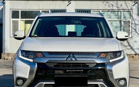 Mitsubishi Outlander III рестайлинг 3, 2021 год, 2 400 000 рублей, 5 фотография