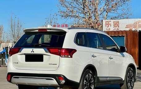 Mitsubishi Outlander III рестайлинг 3, 2021 год, 2 400 000 рублей, 6 фотография