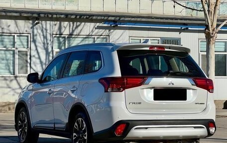 Mitsubishi Outlander III рестайлинг 3, 2021 год, 2 400 000 рублей, 14 фотография