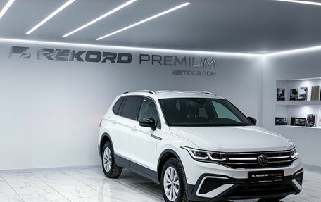 Volkswagen Tiguan II, 2023 год, 4 999 000 рублей, 6 фотография