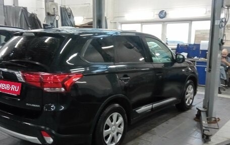 Mitsubishi Outlander III рестайлинг 3, 2018 год, 1 720 000 рублей, 3 фотография