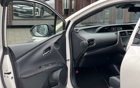 Toyota Prius IV XW50, 2018 год, 2 090 000 рублей, 10 фотография