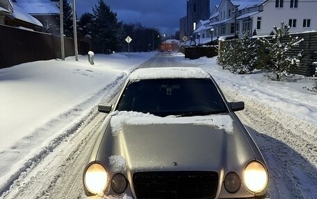 Mercedes-Benz E-Класс, 2000 год, 245 000 рублей, 2 фотография