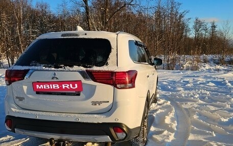 Mitsubishi Outlander III рестайлинг 3, 2017 год, 2 100 000 рублей, 5 фотография