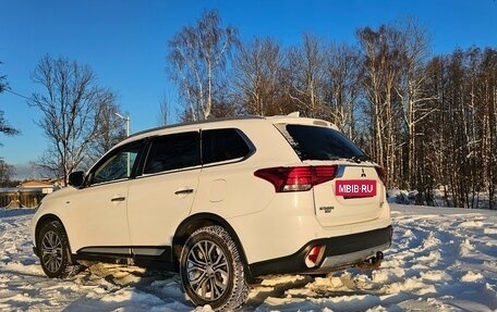 Mitsubishi Outlander III рестайлинг 3, 2017 год, 2 100 000 рублей, 3 фотография