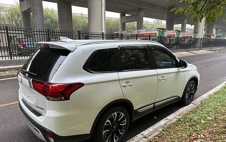 Mitsubishi Outlander III рестайлинг 3, 2020 год, 2 400 000 рублей, 3 фотография