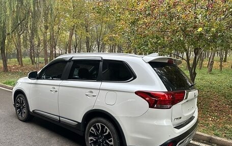 Mitsubishi Outlander III рестайлинг 3, 2020 год, 2 400 000 рублей, 2 фотография