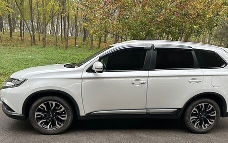 Mitsubishi Outlander III рестайлинг 3, 2020 год, 2 400 000 рублей, 4 фотография