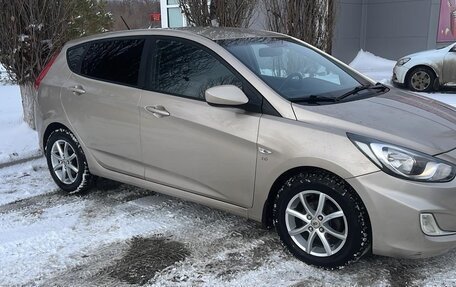 Hyundai Solaris II рестайлинг, 2013 год, 920 000 рублей, 2 фотография