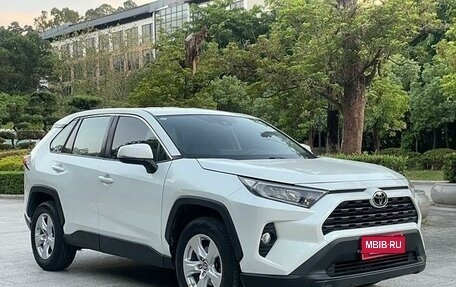 Toyota RAV4, 2021 год, 2 450 000 рублей, 3 фотография